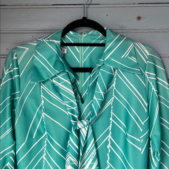 70’s Green Chevron Tie-Neck Dress - Picture 2 of 12